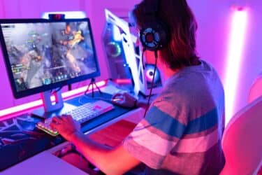 Notebook gamer y PC gamer enfrentadas para comparación