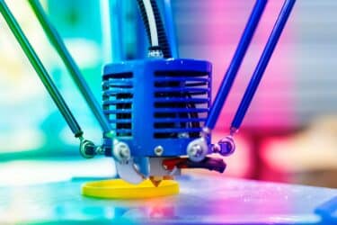 Impresora 3D de resina y filamento comparadas en taller