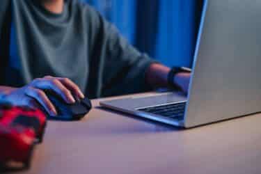 Notebook abierta mostrando su procesador de alto rendimiento