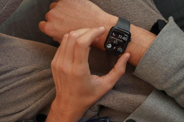 Smartwatch moderno mostrando porcentaje de batería restante