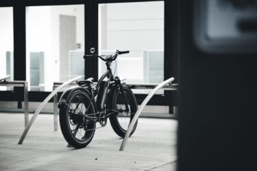 Bicicleta eléctrica urbana estacionada