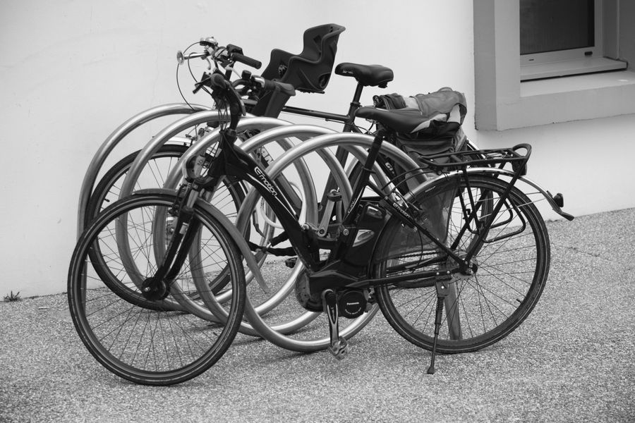Bicicletas eléctricas urbanas estacionadas