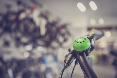 Campanilla para bicicleta en tienda ciclismo