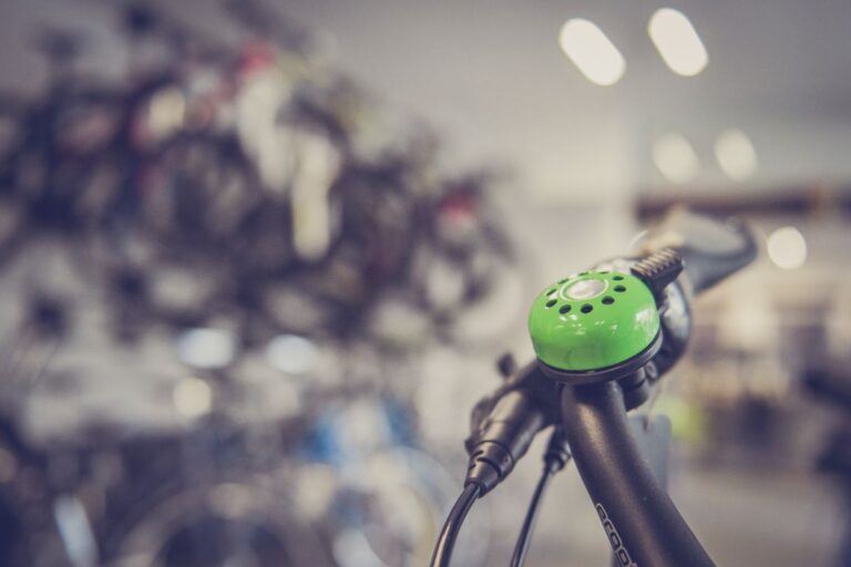 Campanilla para bicicleta en tienda ciclismo