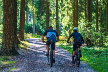 Ciclismo de montaña en senderos forestales