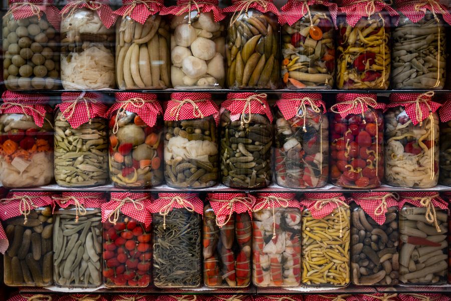 Diversos alimentos fermentados ricos en probióticos y prebióticos sobre una mesa.