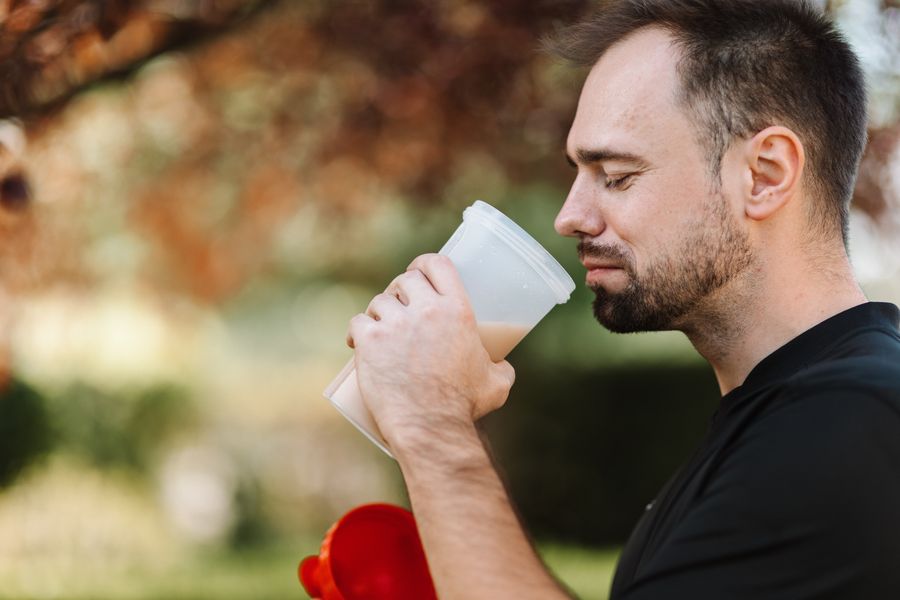 Hombre adulto con batido de proteína Whey