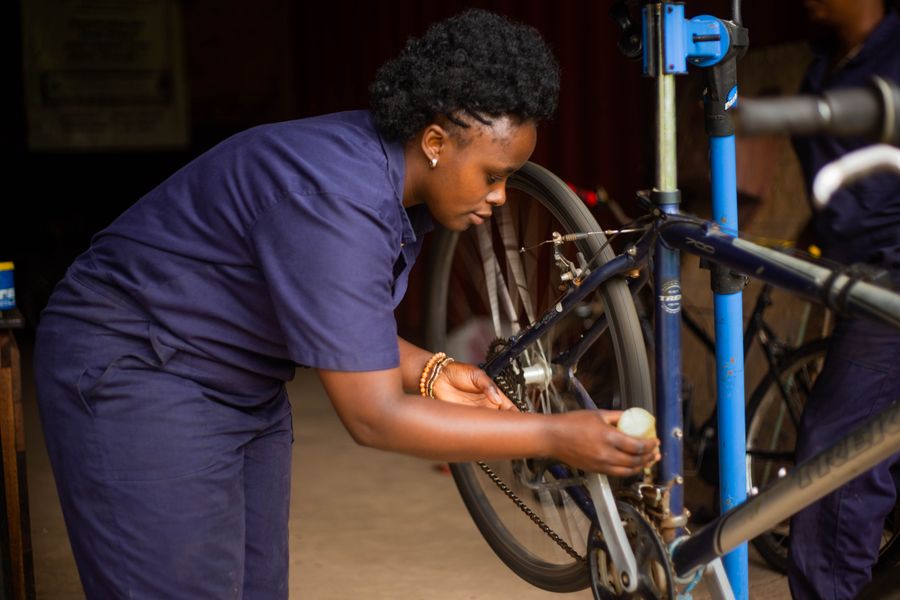 Mecánica femenina reparando bicicleta