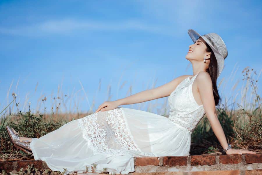 Mujer joven tomando sol para vitamina D