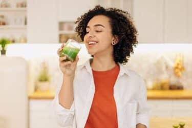 Mujer saludable con batido de proteína Whey