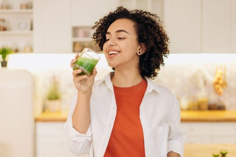 Mujer saludable con batido de proteína Whey