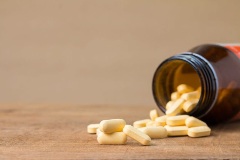 Suplementos y alimentos ricos en ácido fólico para una dieta saludable.
