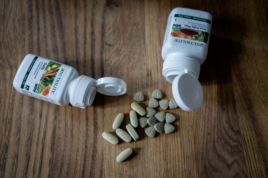 Tabla detallada de efectos secundarios e interacciones medicamentosas comunes y relevantes.