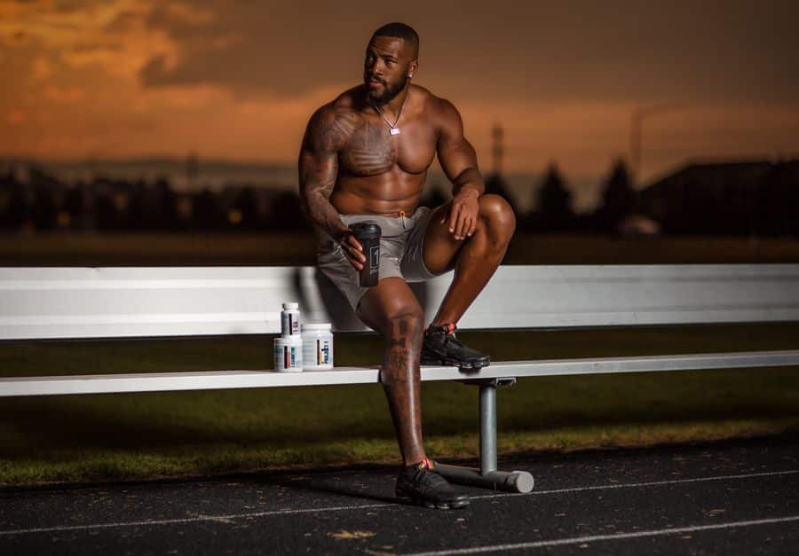 Atleta muscular con suplementos deportivos