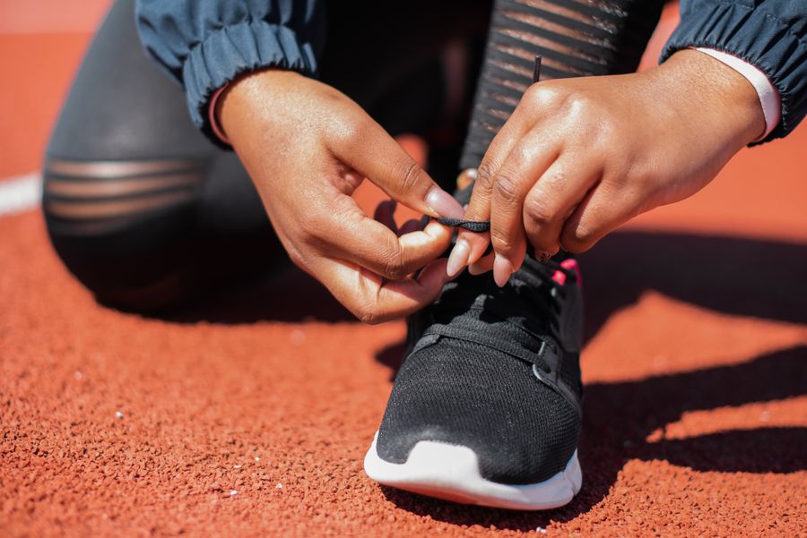atleta preparando zapatillas deportivas 2 Atleta preparando zapatillas deportivas