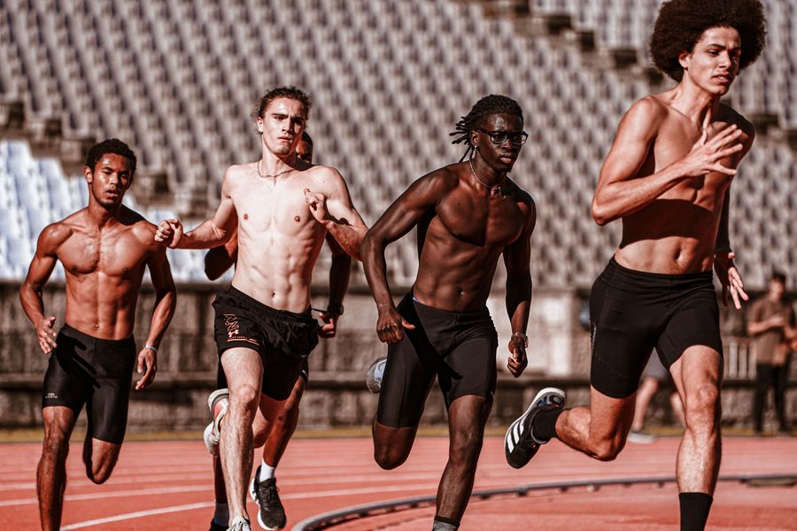 Atletas corriendo en pista deportiva