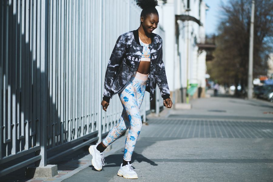 Mujer deportista urbana saludable