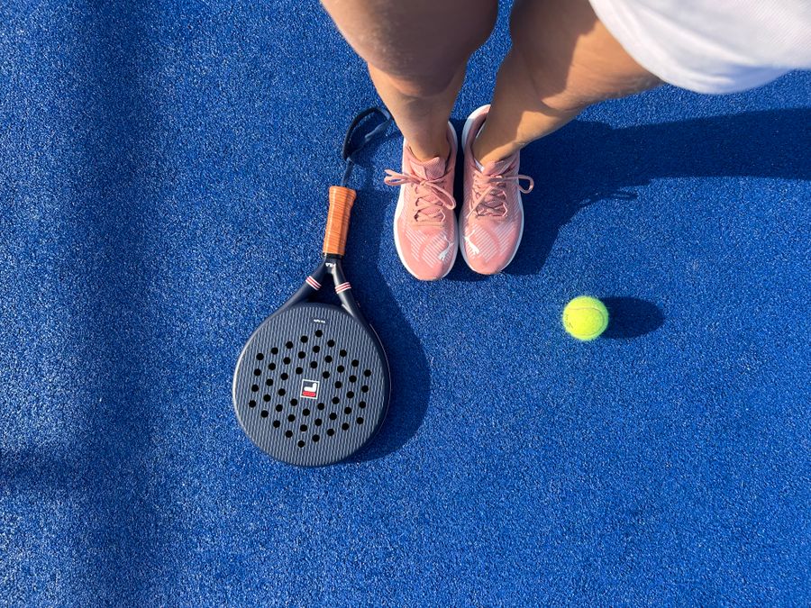 equipamiento padel pista azul 1 Equipamiento de pádel en pista azul