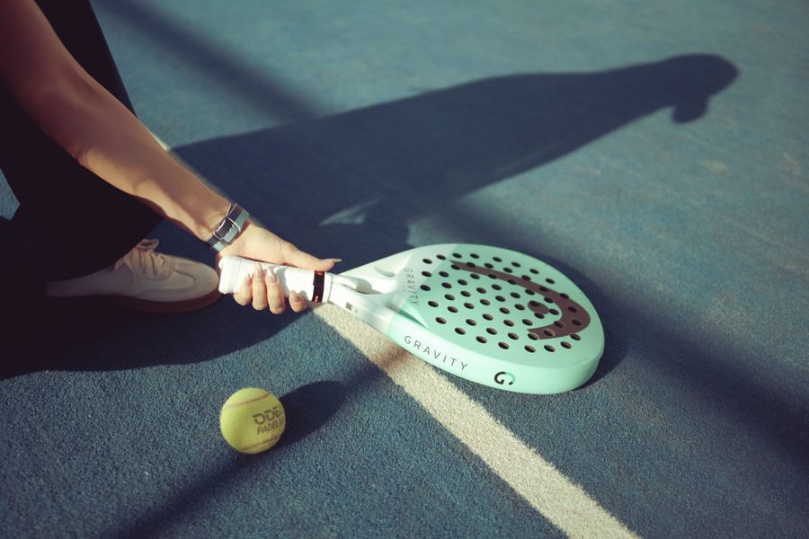 jugador padel cancha aire libre 2 Jugador de pádel en cancha al aire libre