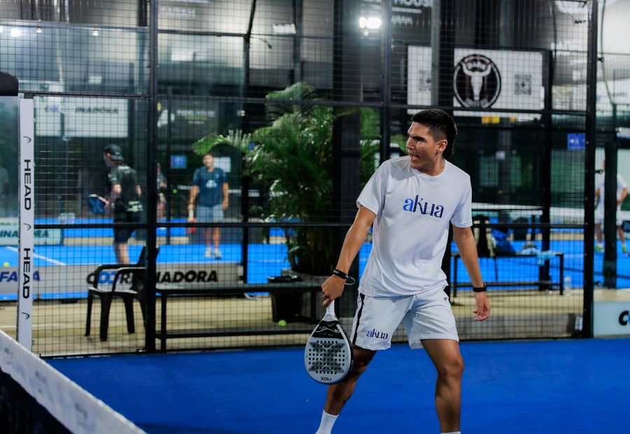 jugador padel cancha cubierta 1 Jugador de pádel en cancha cubierta