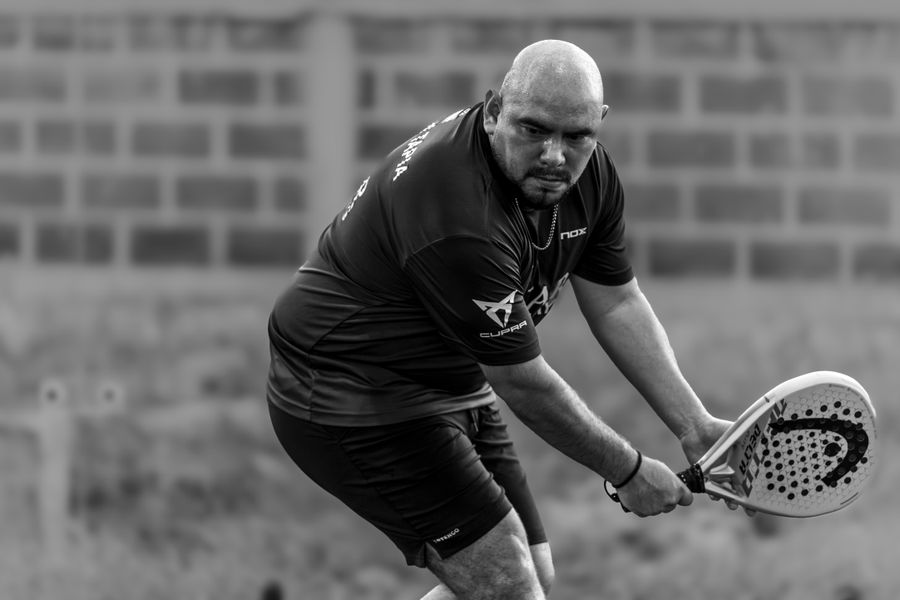 Jugador de pádel en Mérida estilo competitivo