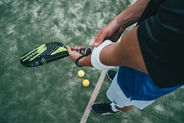 Jugador de pádel con muñequera en pista
