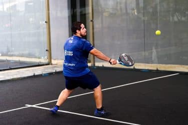 Jugador de pádel en pista cubierta