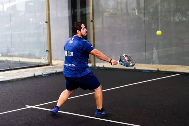 Jugador de pádel en pista cubierta