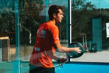 Jugador de pádel practicando técnica avanzada