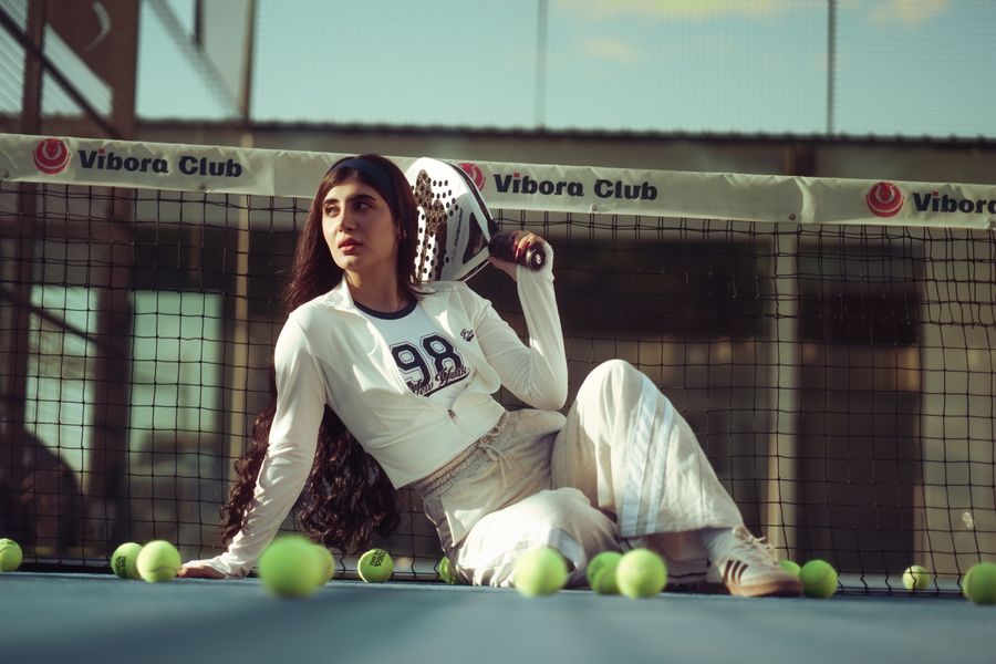Jugadora de tenis joven en club Vibora
