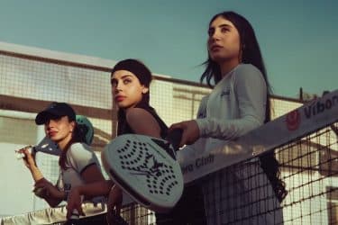 Jugadoras de pádel en cancha urbana