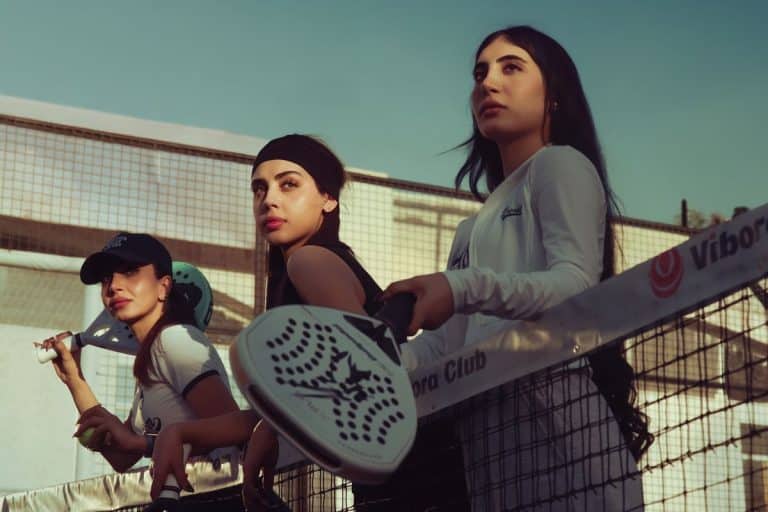 Jugadoras de pádel en cancha urbana