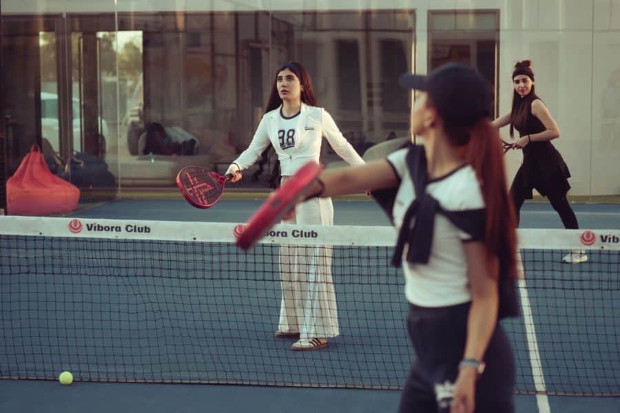 jugadoras padel pista cubierta 2 Jugadoras de pádel en pista cubierta