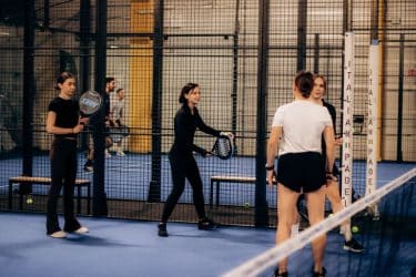 Jugadores de pádel en pista cubierta