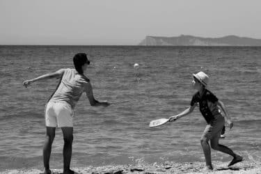 Jugadores con paletas de beach tennis en playa