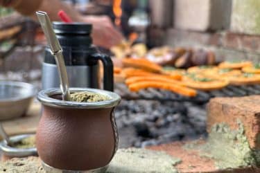 Mate tradicional junto a parrilla