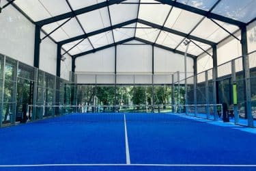 Pista cubierta de pádel profesional