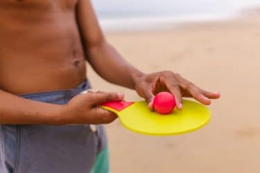 Raqueta y pelota de tenis de mesa