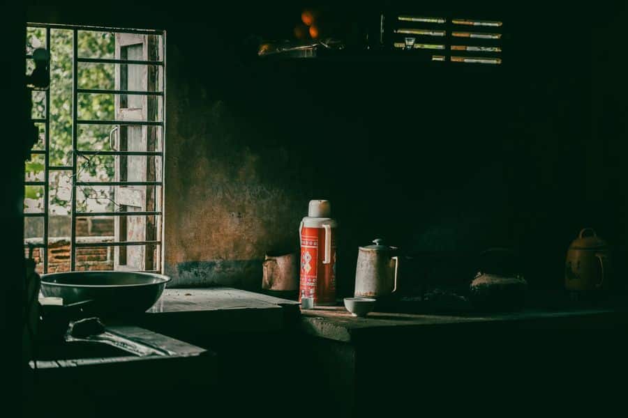 Utensilios vintage en cocina rústica